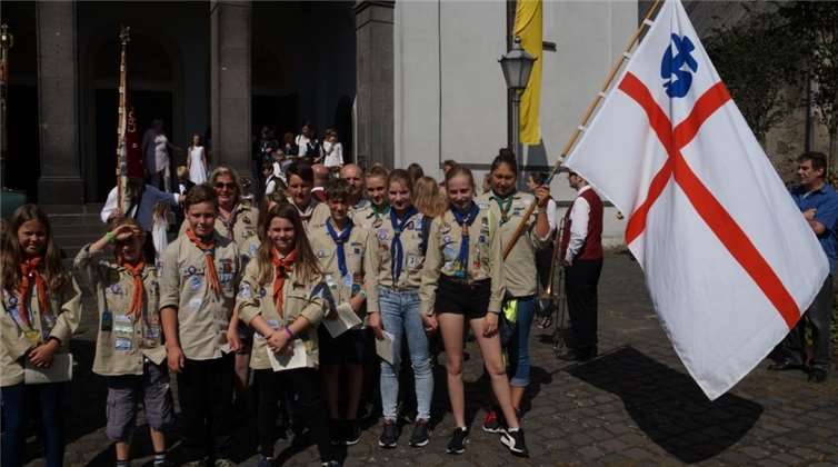 Die Abordnung der Maifeld-Scouts vor der Fronleichnamsprozession in Polch.Privat