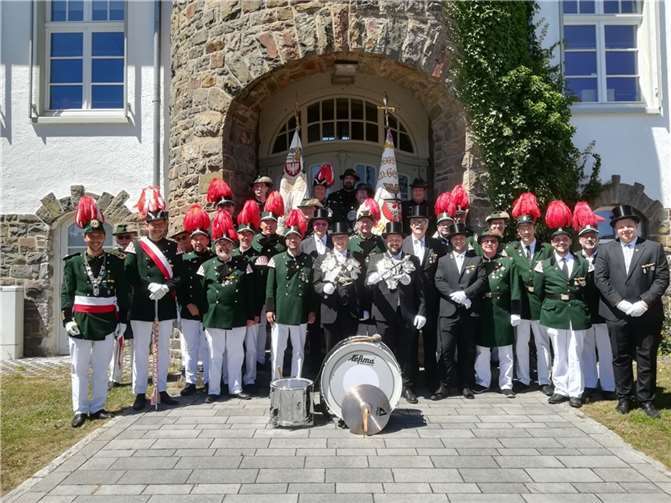 Die Abordnung der Schützen mit den Königen Jürgen Schmitz und Christoph Eudenbach. Foto: privat