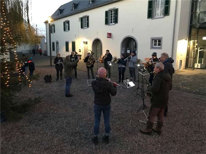 Die Abordnung der Stadtkapelle Münstermaifeld.