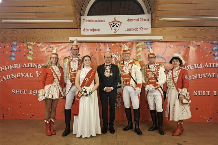 Die Abordnung der Traditionsgarde mit Ehrenelferrat Stefan Mross und Rhein-Lahn-Nixe Kristina I.Foto: TRG/Kristina Nedic