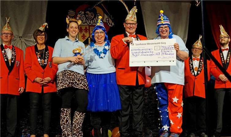 Die Abordnung des Arbeitersamariterbundes freute sich sehr über die großzügige Spende.Fotos: MIH