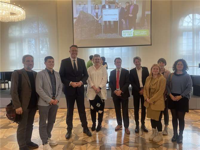 Die Abordnung des PSZ-Teams rund um Fachdienstleiter Markus Göpfert (4. v. r.) und Geschäftsführer Christian von Wichelhaus (5. v. r.) stellte sich zum Abschied zum Foto mit Ministerpräsident Alexander Schweitzer (3. v. l.) auf.  Foto: Maria Zagaynova