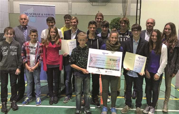 Die Abordnung erhielt von Verein und Schule Urkunden und einen Geldpreis. Privat