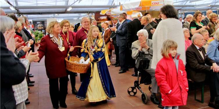 Die Abordnungen der Meckenheimer Karnevalsvereine machten ihre Aufwartung, hier mit Kinderprinzessin Nicole I.