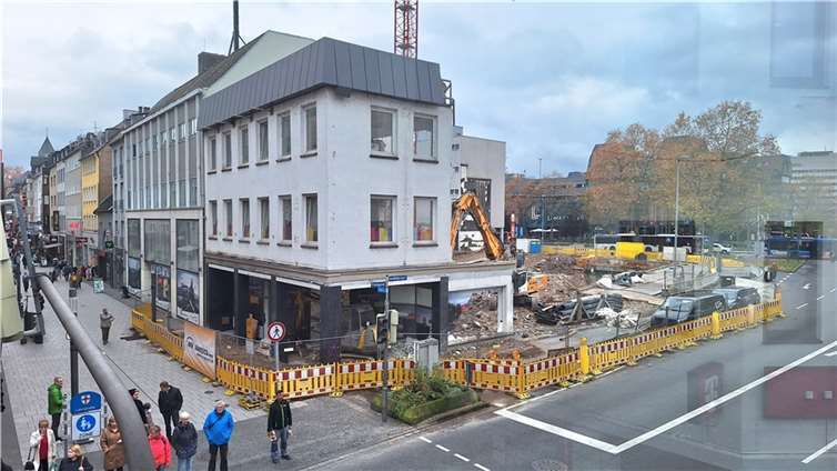 Die Abrissarbeiten an der Ecke Löhrstraße/Pfuhlgasse haben begonnen.  Foto: SCH