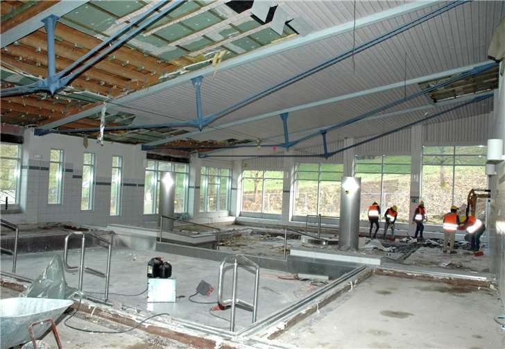 Die Abrissarbeiten in der ehemaligen Schwimmhalle haben begonnen.  UM