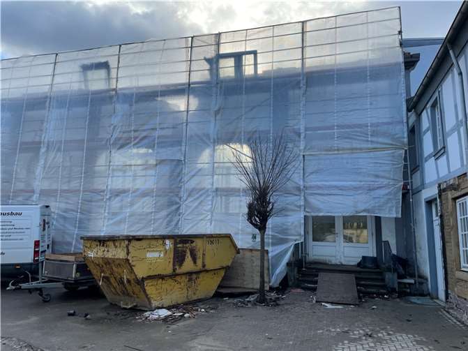 Die Abrissarbeiten sind in vollem Gange.  Foto: ROB