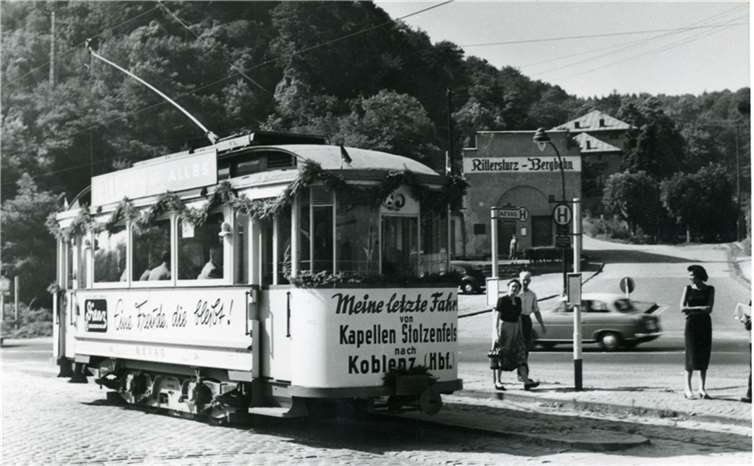 Die Abschiedsfahrt der Straßenbahnlinie 3 am 3. September 1958 an der Haltestelle Laubach. Im Hintergrund ist die Talstation der ehemaligen Rittersturzbahn zu sehen. Quelle: KEVAG Sammlung BSW Eisenbahnfreunde Koblenz – Lahnstein