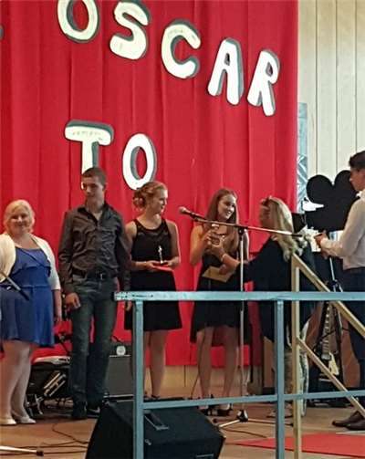 Die Abschlussfeier der Berufsreife- und Realschüler der Freiherr-vom-Stein-Schule stand ganz im Zeichen der „Oscars“ . privat