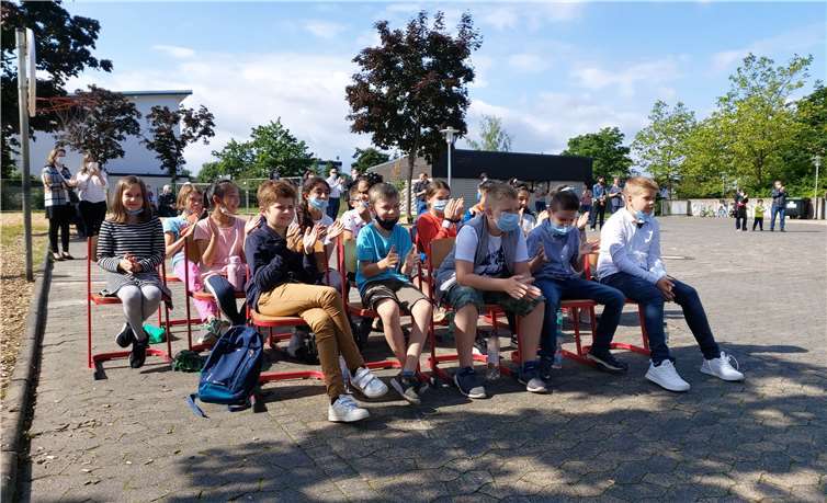 Die Abschlussfeier fand auf dem Schulhof statt. Fotos: privat