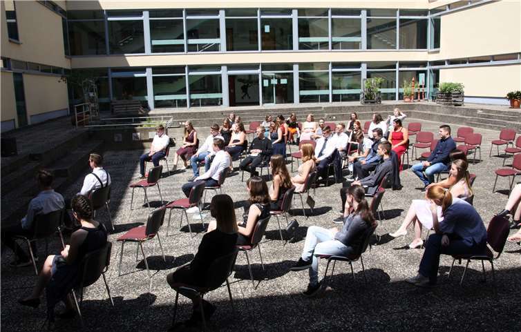 Die Abschlussfeier mit Übergabe der Abschlusszeugnisse wurde im Artrium der Hocheifel Realschule plus durchgeführt. Foto: privat