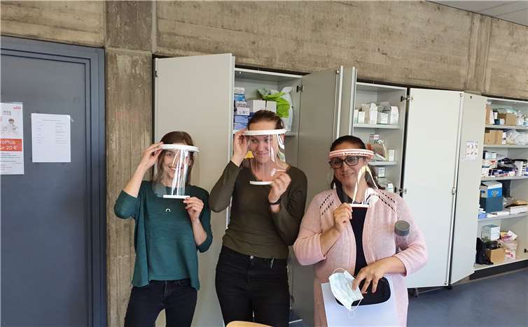 Die Abschlussklasse freut sich über die nützlichen Gesichtsschilder. Foto: privat