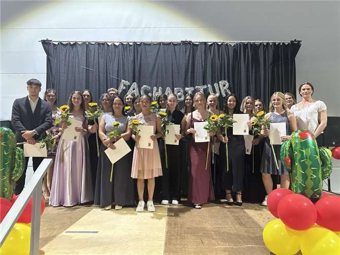 Die Abschlussklassen der Fachoberschule Adenau. Fotos: privat