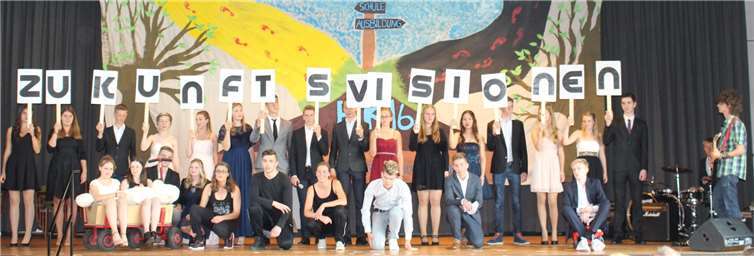 Die Abschlussklassen der Realschule plus Untermosel trugen mit unterschiedlichen Beiträgen zum Gelingen der Abschlussfeierlichkeiten bei. Die Klasse 10a präsentierte dem Publikum ihre Zukunftsvisionen.privat