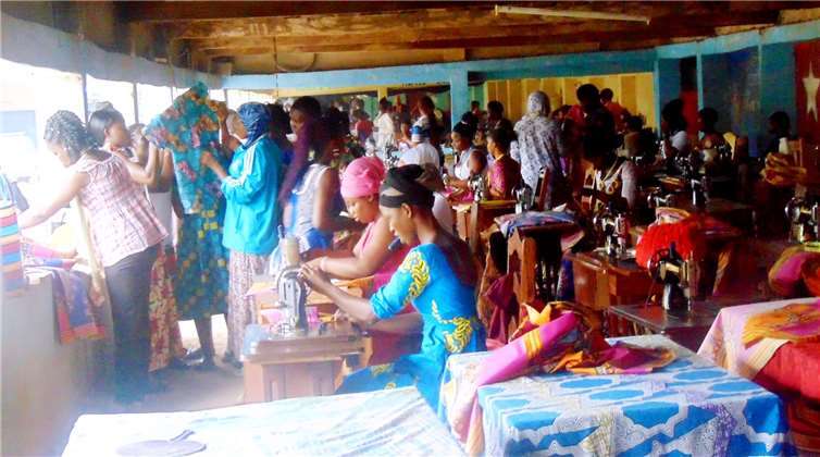 Die Abschlussprüfung für die Schneider-Lehrlinge der gesamten Präfektur Kloto fand zum wiederholten Mal in dem von der Togo-Hilfe Rheinbach mitfinanzierten Ausbildungszentrum AGERTO statt. privat