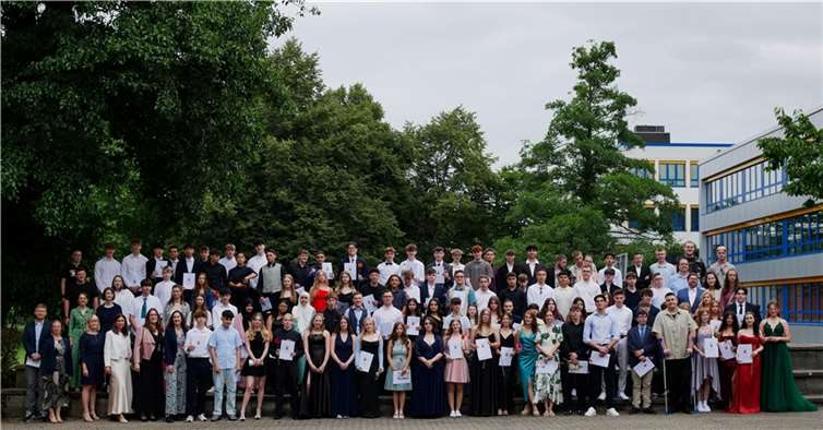 Die Abschlussschüler 2024 der IGS Remagen mit ihren Klassen- und Stammkursleitern. Foto: Julian Schäfer-Feser