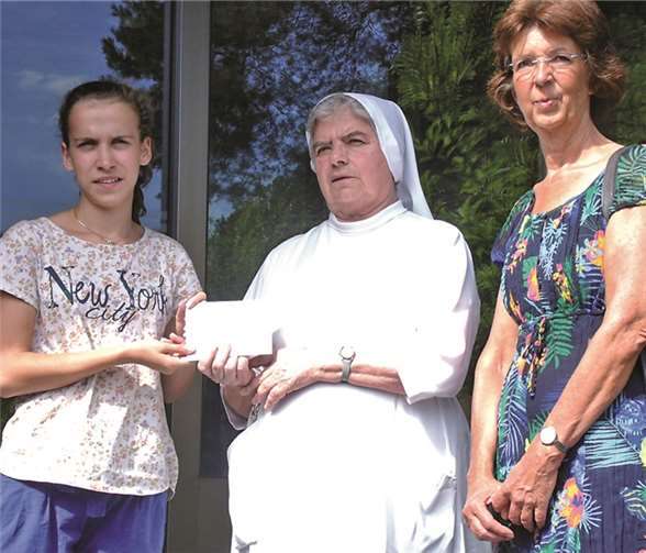 Die Abschlussschülerin der Realschule plus Untermosel Alina Meidt und ihre Klassenlehrerin Regine Pockrandt überreichen 250 Euro an Schwester Radegundis zur Unterstützung des Projektes „Friedhofskinder auf den Philippinen“.privat