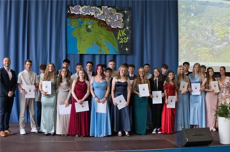 Die Abschlussschülerinnen und –schüler der Klasse 9c der Realschule plus Cochem freuen sich mit ihrer Klassenleitung Dario Cialdella und Co-Klassenleitung Sarah Trosdorff über ihren Berufsreife-Abschluss. Fotos: Carsten Peters
