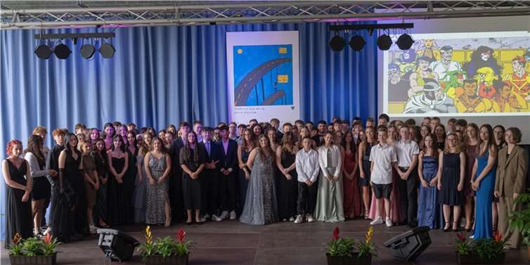 Die Abschlussschülerinnen und -schüler der Realschule plus Cochem freuen sich über ihre Abschlusszeugnisse.  Foto: Carsten Peters