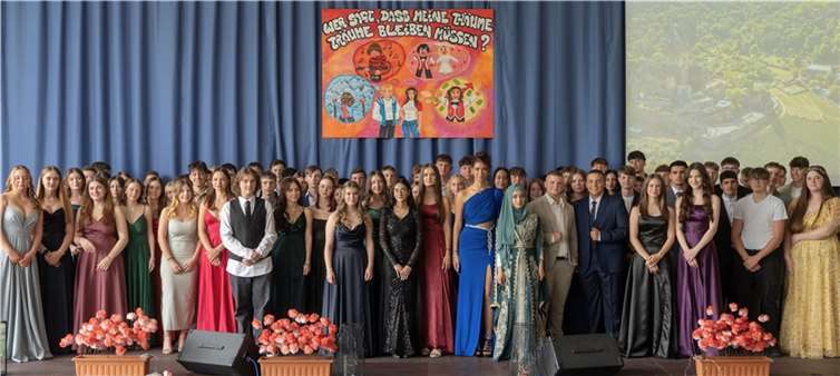 Die Abschlussschülerinnen und -schüler der Realschule plus Cochem freuen sich über ihre Abschlusszeugnisse.  Foto: Svea Peters