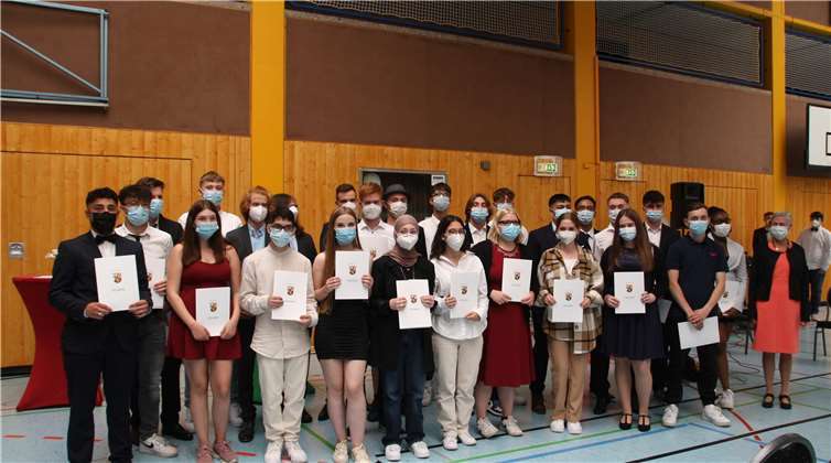 Die Absolventen der Klasse 10a mit ihrer Klassenleiterin Sabine Siemoneit.