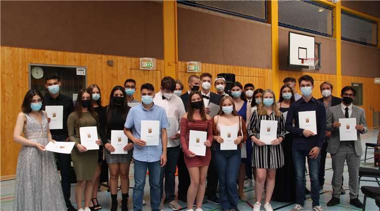 Die Absolventen der Klasse 10b mit Klassenleiter Franz Janson.