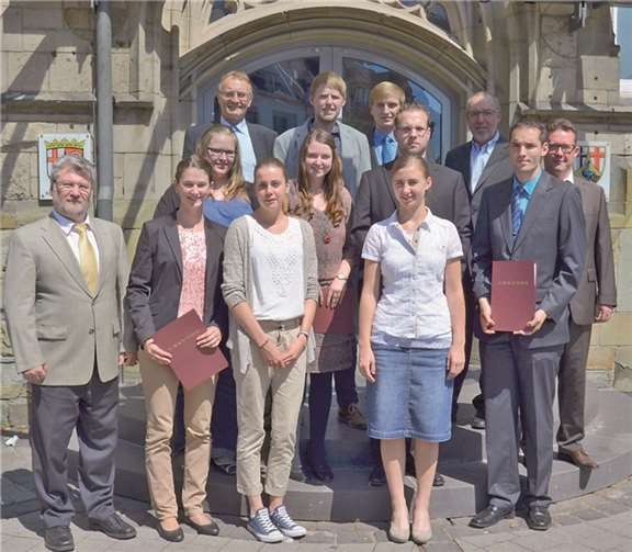 Die Absolventen der Kreisverwaltung und Landrat Rainer Kaul (oben links).