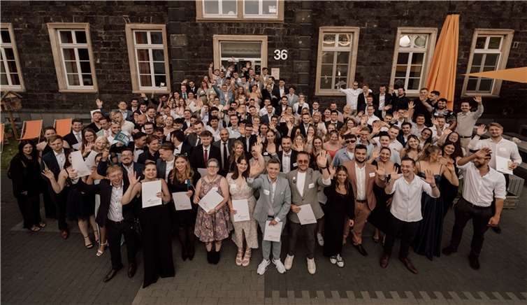 Die Absolventen der Neuwieder Bundesfachschule des Lebensmittelhandels  Foto: Simon Zimpfer