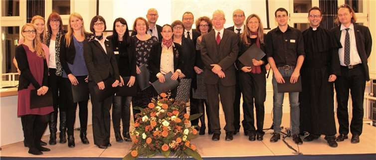 Die Absolventen der Pflegewissenschaftlichen Fakultät mit ihren Dozenten. PTHV