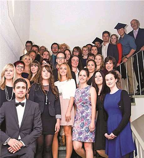 Die Absolventen des 2015er-Jahrgangs der Reha Rhein-Wied mit dem Therapeutischen Direktor Johannes Zielinski (oben). Marienhaus Klinikum