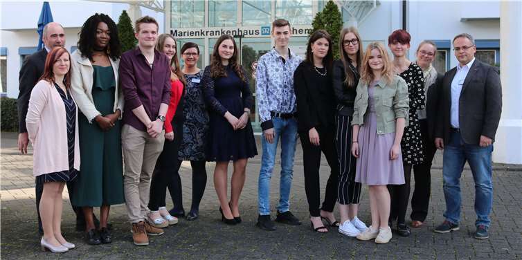 Die Absolventen des Ausbildungsjahrgangs „Gesundheits- und Krankenpflegehilfe“ am Marienkrankenhaus Cochem mit Pflegedienstleiter Andreas Weppler (1.v.r.), der kaufmännischen Direktorin Eva-Maria Bergerfurth (2.v.r.), Standortleiterin Daniela Matela (6.v.l.) und Hermann-Josef Melchiors von der Partnerschule in Daun (1.v.l.).Foto: Marien-Gruppe