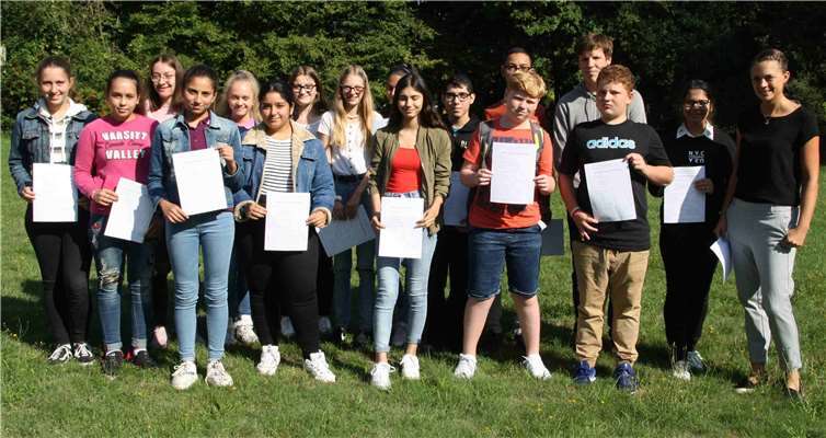 Die Absolventen des Kurses mit ihrer Französischlehrerin Jasmin Wilhelmi. Foto: privat