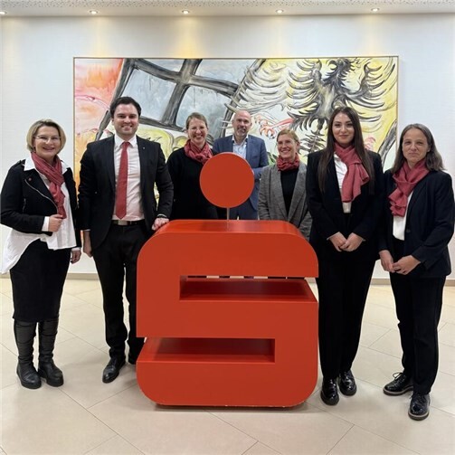 Quereinsteiger schließen erfolgreich ihre Ausbildung ab  Die Absolventen freuten sich über die Glückwünsche unseres Vorstandsvorsitzenden Guido Mombauer, sowie Sonja Schimig und Julia Bell, Personalentwicklerinnen.  Foto:Isabelle Baudzus