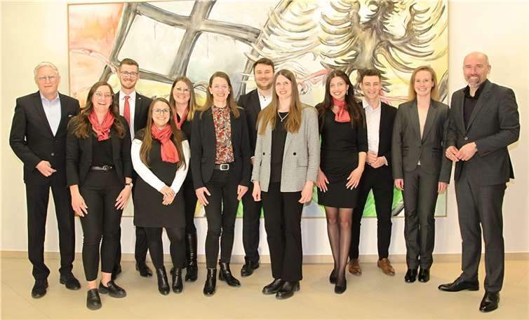 Die Absolventen freuten sich über die Glückwünsche von Dieter Zimmermann (l.), Vorstandsvorsitzender der Kreissparkasse Ahrweiler, Guido Mombauer (r.), Vorstandsmitglied, und Marion Timm, Personalentwicklung (2. v. r.). Foto: Marco Seydel – Kreissparkasse Ahrweiler