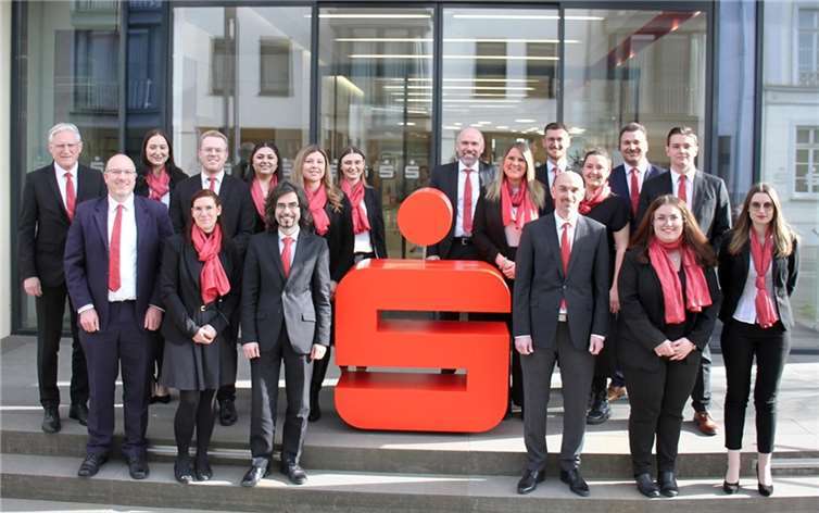 Die Absolventen freuten sich über die Glückwünsche von Dieter Zimmermann (l.), Vorstandsvorsitzender der Kreissparkasse Ahrweiler, Guido Mombauer (m.), Vorstandsmitglied, und Sonja Schimig (1. Reihe 2. v. l.), Personalentwicklung.  Foto:Marco Seydel – Kreissparkasse Ahrweiler