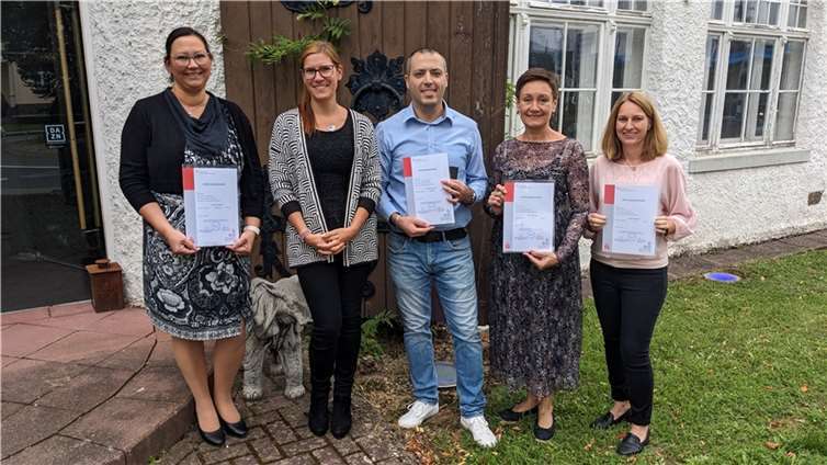 Die Absolventen freuten sich über die Glückwünsche von Sonja Schimig, Personalentwicklerin (2.v.l.)  Foto: Marco Seydel