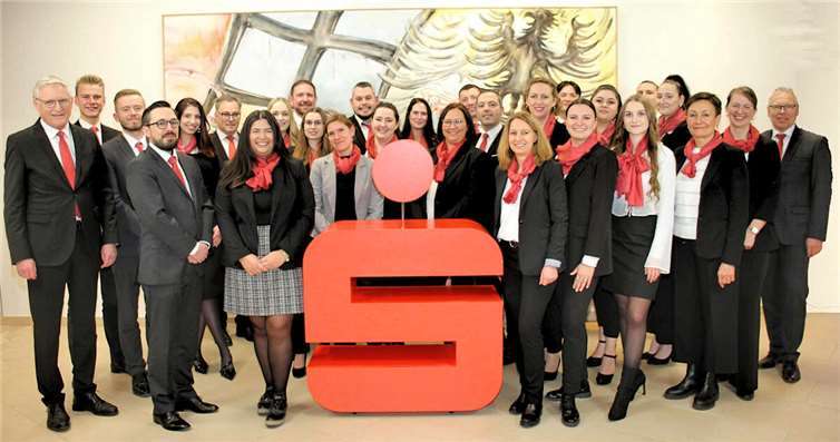 Die Absolventen freuten sich über die Glückwünsche von Dieter (l.) Zimmermann, Vorstandsvorsitzender der Kreissparkasse Ahrweiler, Achim Gemein Mombauer(r.), Vorstandsmitglied, sowie Sonja Schimig und Julia Bell, beide Personalabteilung. Foto: Kreissparkasse Ahrweiler – Marco Seydel