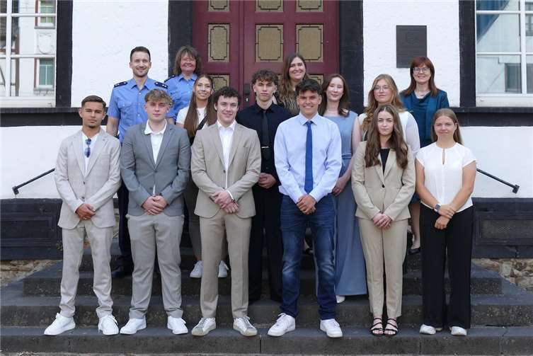 Die Absolventen mit Lehrkräften und Polizeivertretern.  Fotos: BBS