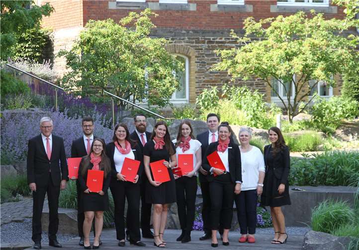 Die Absolventen nahmen von den Verantwortlichen der Kreissparkasse Ahrweiler und Vertretern der Sparkassenakademie Rheinland-Pfalz Glückwünsche zu ihren bestandenen Prüfungen zum Sparkassenfachwirt entgegen. Foto: KSK