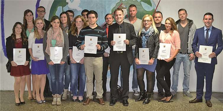 Die Absolventen präsentieren stolz ihre Abschlusszeugnisse.privat