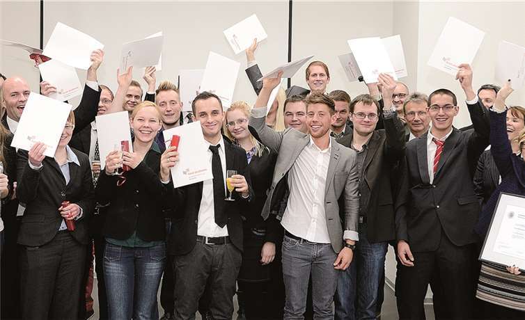 Die Absolventen und Absolventinnen freuen sich riesig.privat