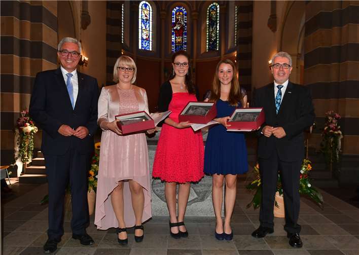 Rund 300 Absolventen aus ganz Rheinland-Pfalz feiern ihren Abschluss Die Absolventinnen Julia Alexandra Becker, Katharina Zirker und Lisa Bamberger wurden für hervorragende Bachelor-Arbeiten ausgezeichnet.