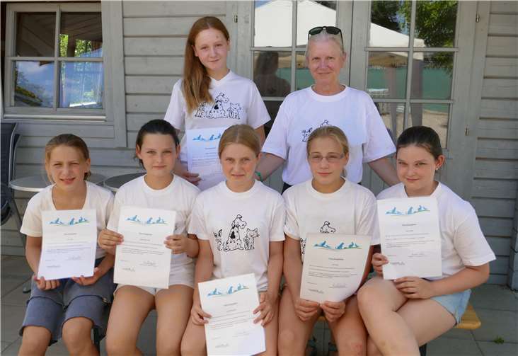 Die Absolventinnen erhielten von Dr. Monika Hildebrand (oben rechts) ihre Urkunden: Hannah (oben links), Jolina, Valerie, Lena, Julia und Laura (sitzend). privat