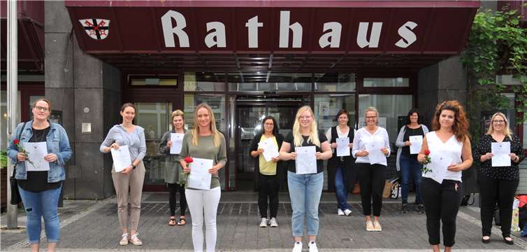 Die Absolventinnen mit ihren Zeugnissen. Foto: privat