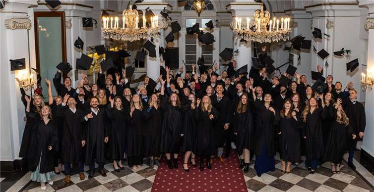 Die Absolventinnen und Absolventen. Foto:HS Koblenz/ Baumann Fotografie