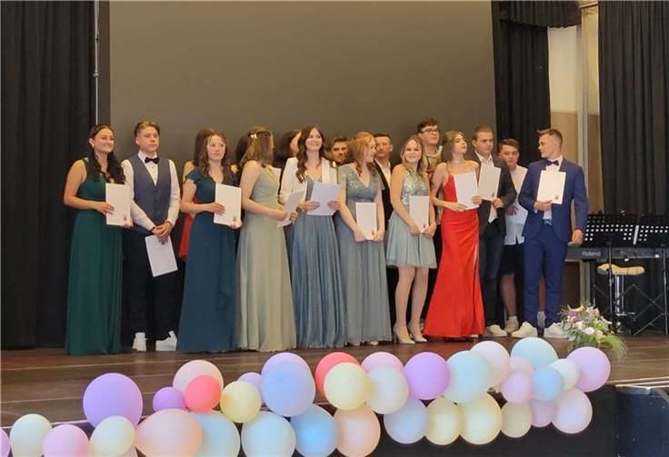 Die Absolventinnen und Absolventen blickten auf eine ereignisreiche Zeit zurück, in der sie nicht nur Wissen erworben, sondern auch Freundschaften geschlossen und wichtige Erfahrungen gesammelt haben. Foto: Fachoberschule Adenau