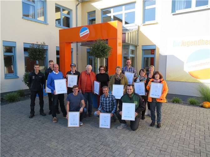 Die Absolventinnen und Absolventen der dritten Ehrenamtsschule beim Erhalt ihrer Qualitätssiegel „Weitermachen! Kreis Ahrweiler“. Foto: Kreisverwaltung Ahrweiler.