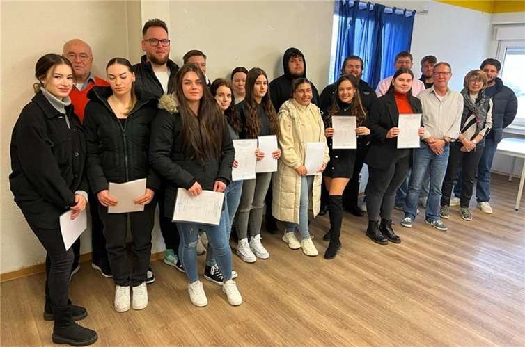 Die Absolventinnen und Absolventen des 44. Vollzeitlehrgangs zur Mittleren Reife/Sekundarabschluss I freuen sich mit den Fachdozenten Karl-Josef Pitzen (2. Von links), Klaus Mund (3. von rechts) und Martina Heßeler (2. von rechts) über die bestandene Prüfung.  Foto: vhs/Michael Kreutz