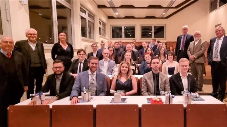 Die Absolventinnen und Absolventen mit ihren Lehrenden.Foto: Hochschule Koblenz/Klersy