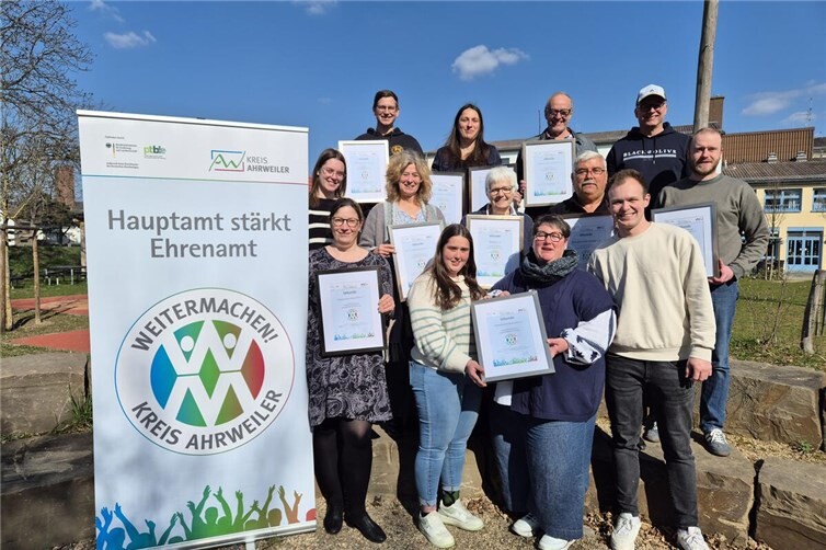 Die Absolventinnen und Absolventen nach Erhalt ihrer Qualitätssiegel der Ehrenamtsschule „Weitermachen! Kreis Ahrweiler“.